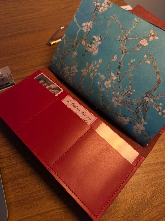 Journal com bolso aberto e caderno