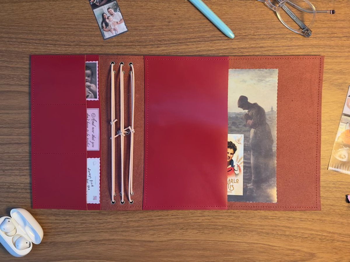 Journal aberto mostrando os cinco bolsos de couro
